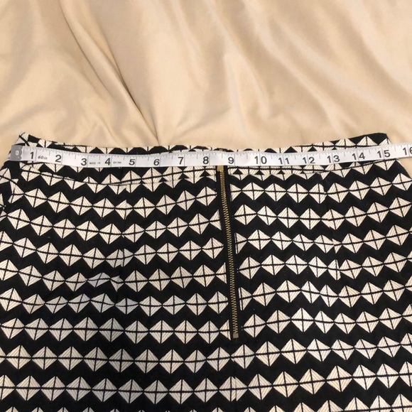Asymmetrical geo print mini skirt - Picture 4 of 8